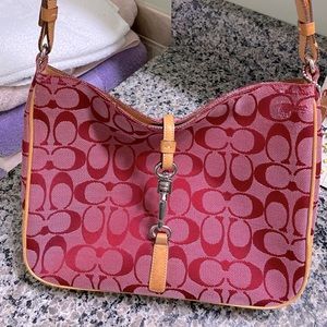 Coach signature Hampton tote in RED. Used